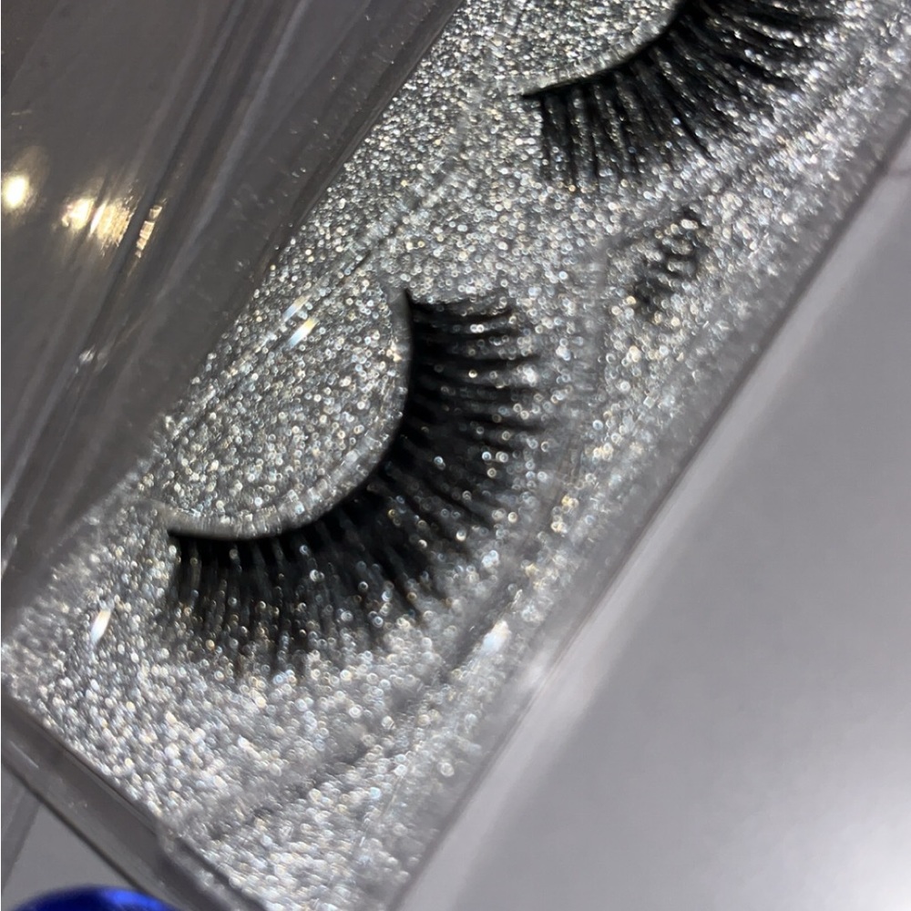 False lashes - Picture 2 of 3